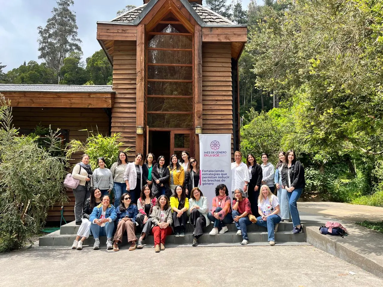 Consultores analizando diagnósticos y datos de estudios organizacionales