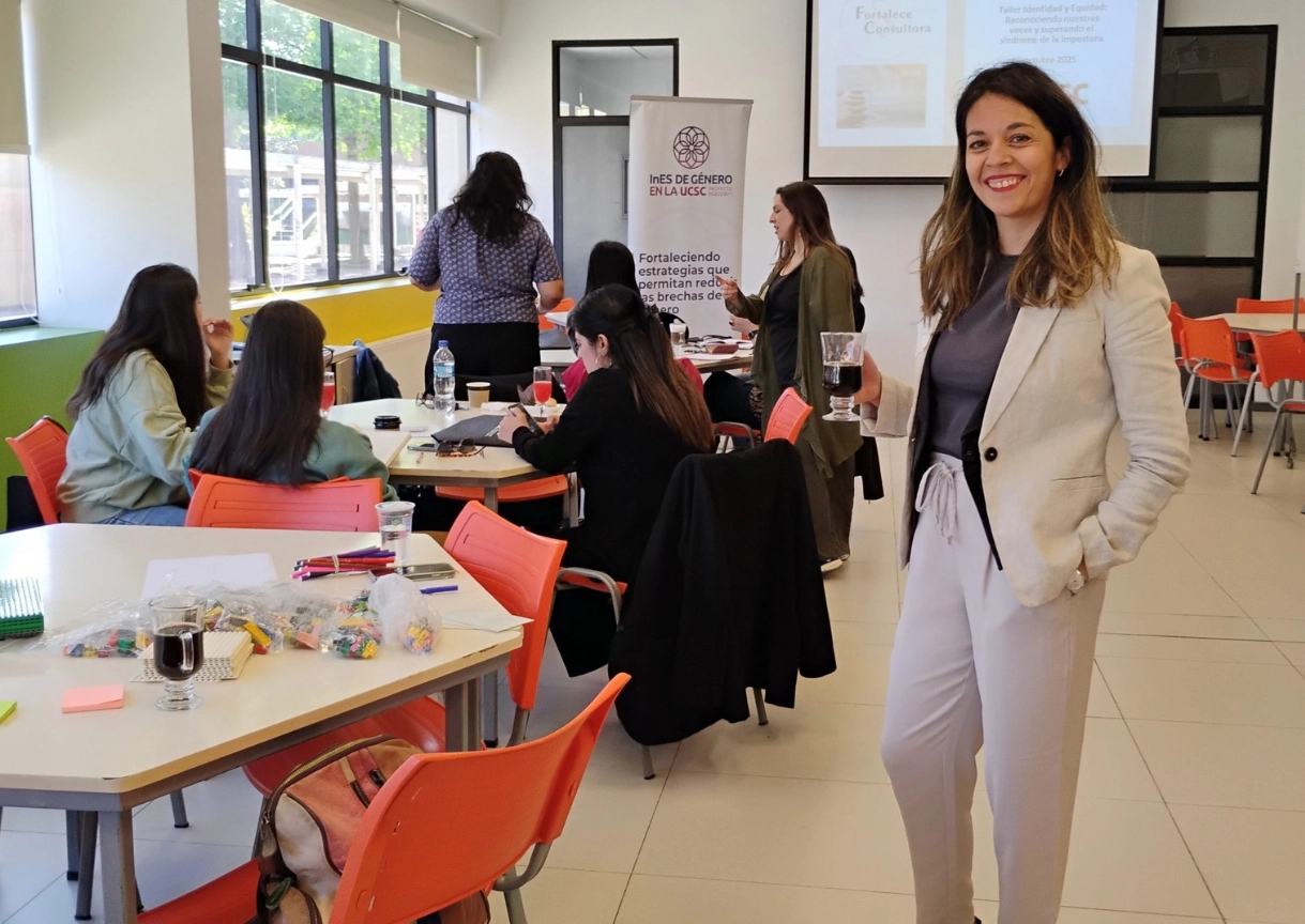 Consultores analizando diagnósticos y datos de estudios organizacionales